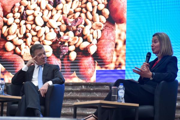 La alta representante de la Unión Europea Federica Mogherini y el presidente colombiano Juan Manuel Santos en el foro "Resolución de Conflictos en el siglo XXI: Caso de Colombia" en Bélgica. / SIG