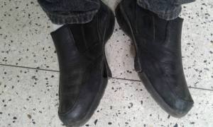 Profesor de la UCV recibió donaciones de calzado, luego de mostrar sus zapatos rotos
