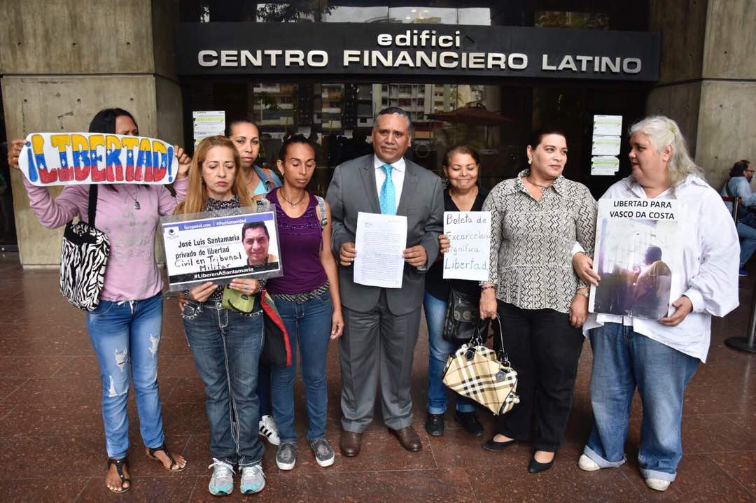 Familiares y abogados de presos políticos exigen pronunciamiento del Defensor del del Pueblo