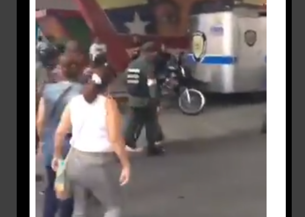 Abuelitos sacan a empujones a los colectivos que querían acabar con protesta en las Fuerzas Armadas (Video)