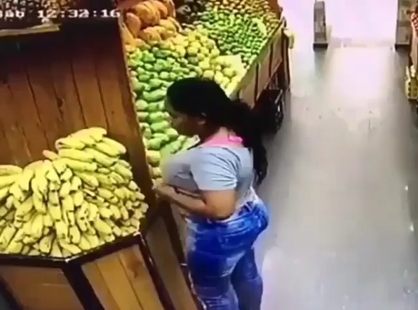 Pillaron a par de choras robando galletas en un supermercado de Guacara (Videos)