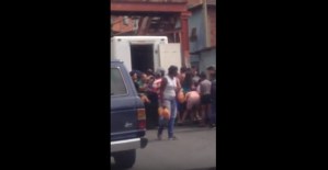 #EscombrosDeMaduro: ¡HAMBRE! Saquearon dos camiones cava en la Panamericana (VIDEO)