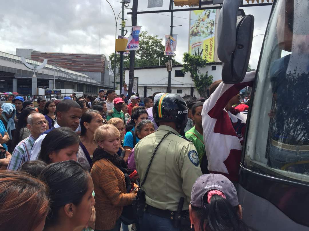 Transporte público terrestre saturado tras apagón en la Gran Caracas #31Jul (Fotos y videos)