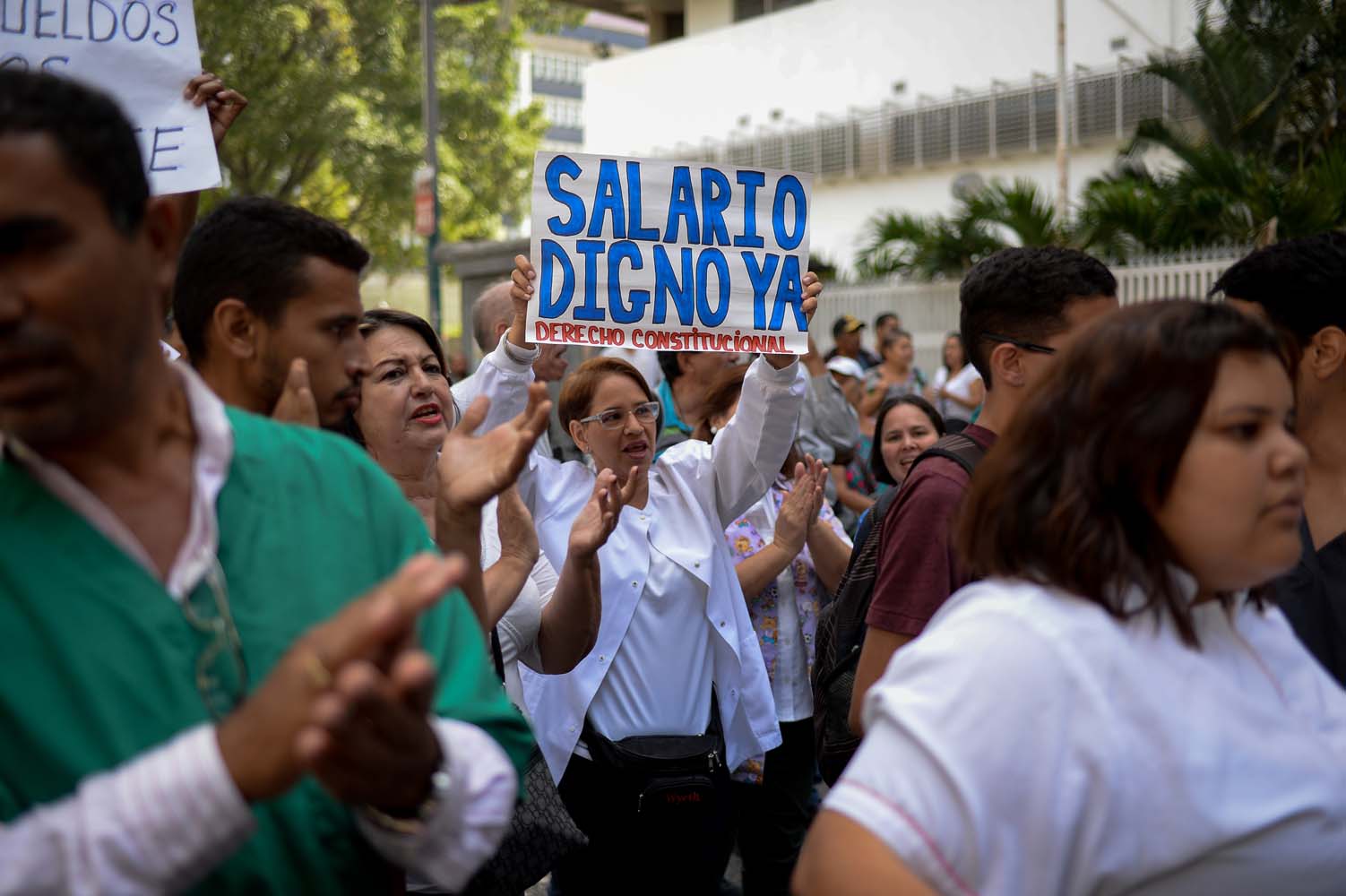 Médicos venezolanos ganan menos de un dólar al día
