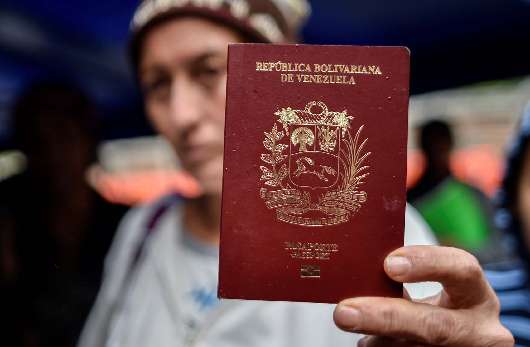 Defensor de Pueblo español pide protección temporal a venezolanos en España