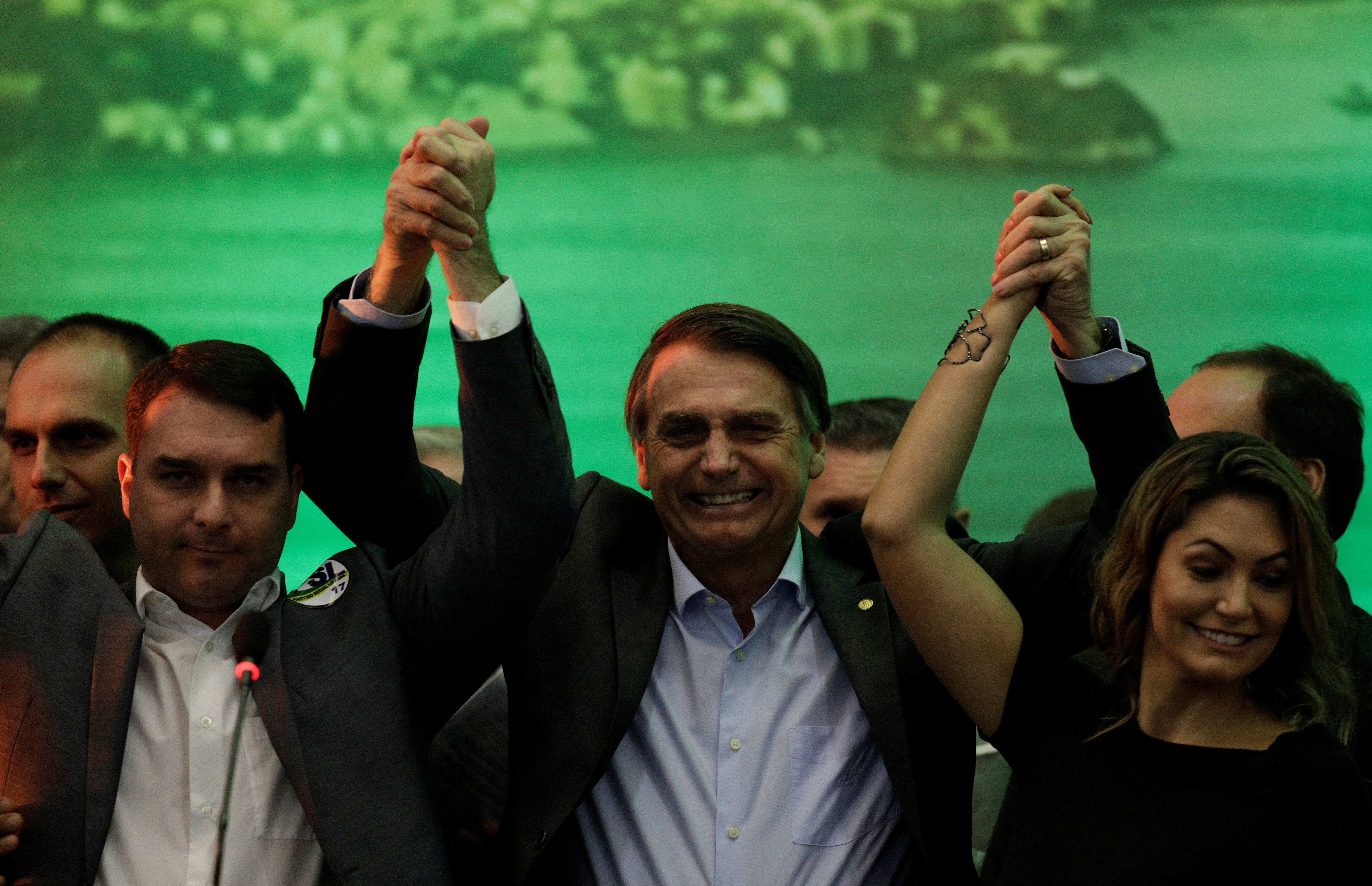 Candidato de derecha brasileño Bolsonaro elige a general del ejército como compañero de boleta