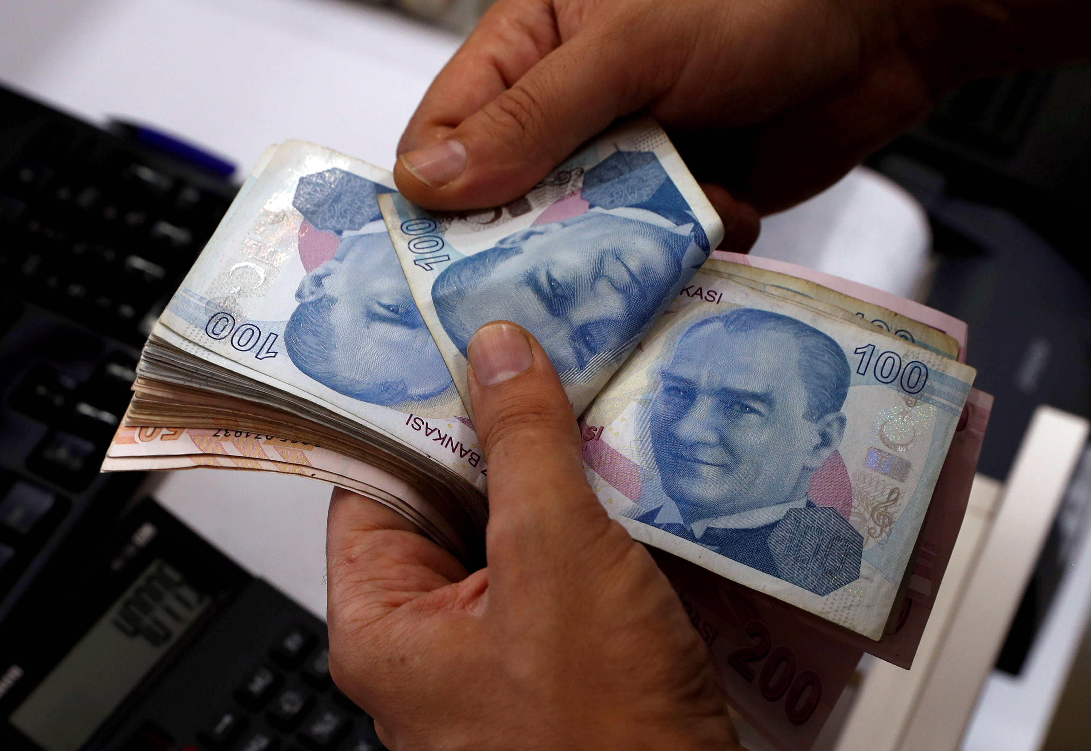 Desplome de la lira turca sacude a las bolsas mundiales y al euro