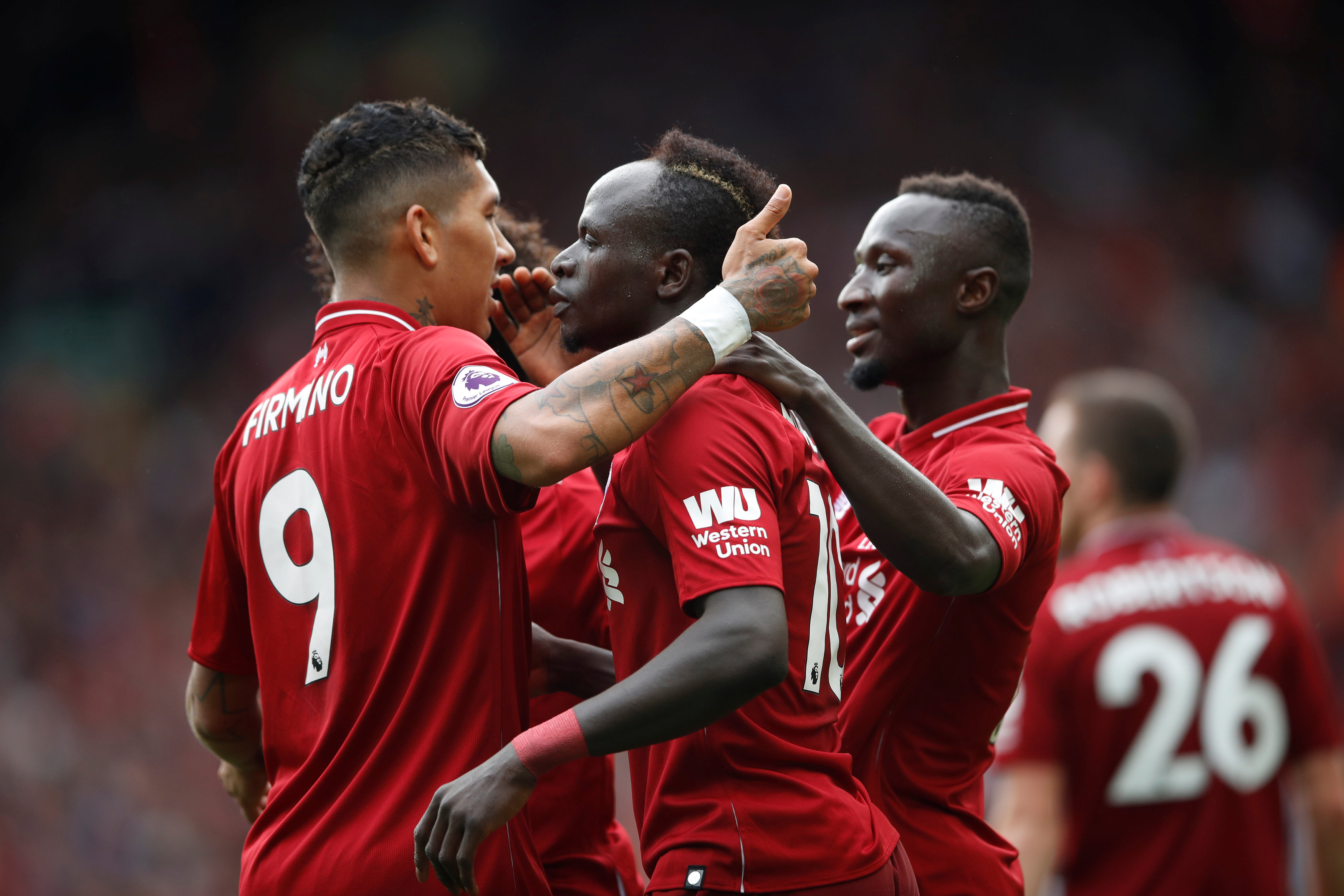 Mané y Salah guían al Liverpool a la victoria en su debut liguero