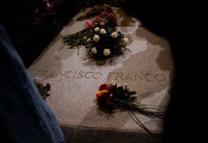 El Barcelona retira las condecoraciones a Franco