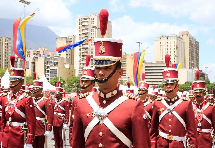 Periodista complaciente de VTV dice que los militares salieron corriendo por una orden (VIDEO)