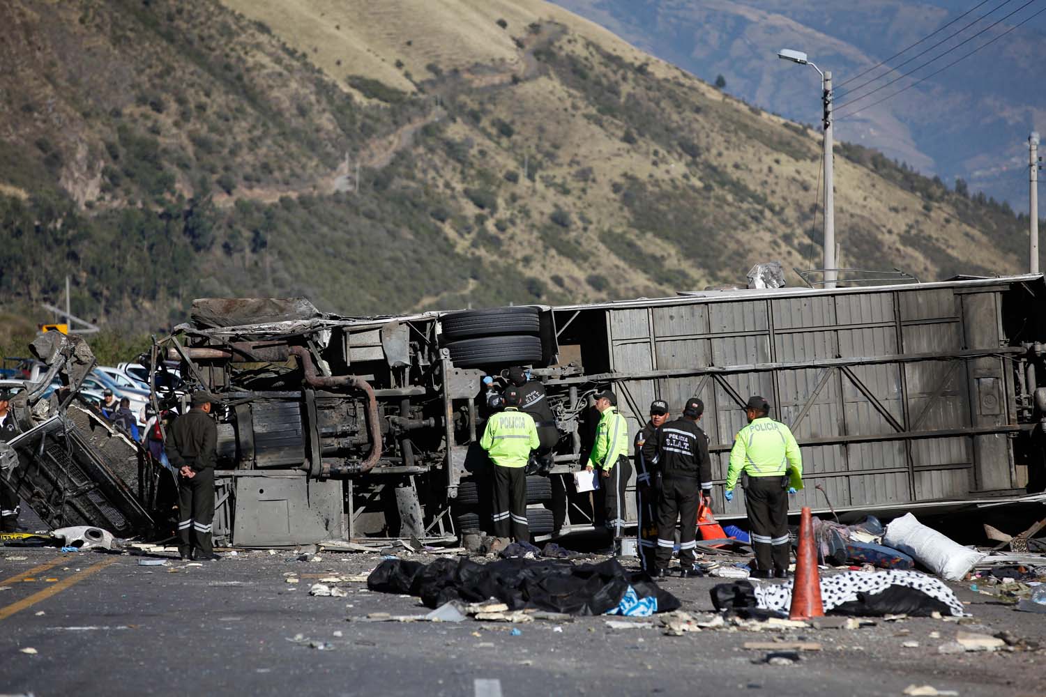 Detienen a colombiano vinculado con autobús con droga accidentado en Ecuador