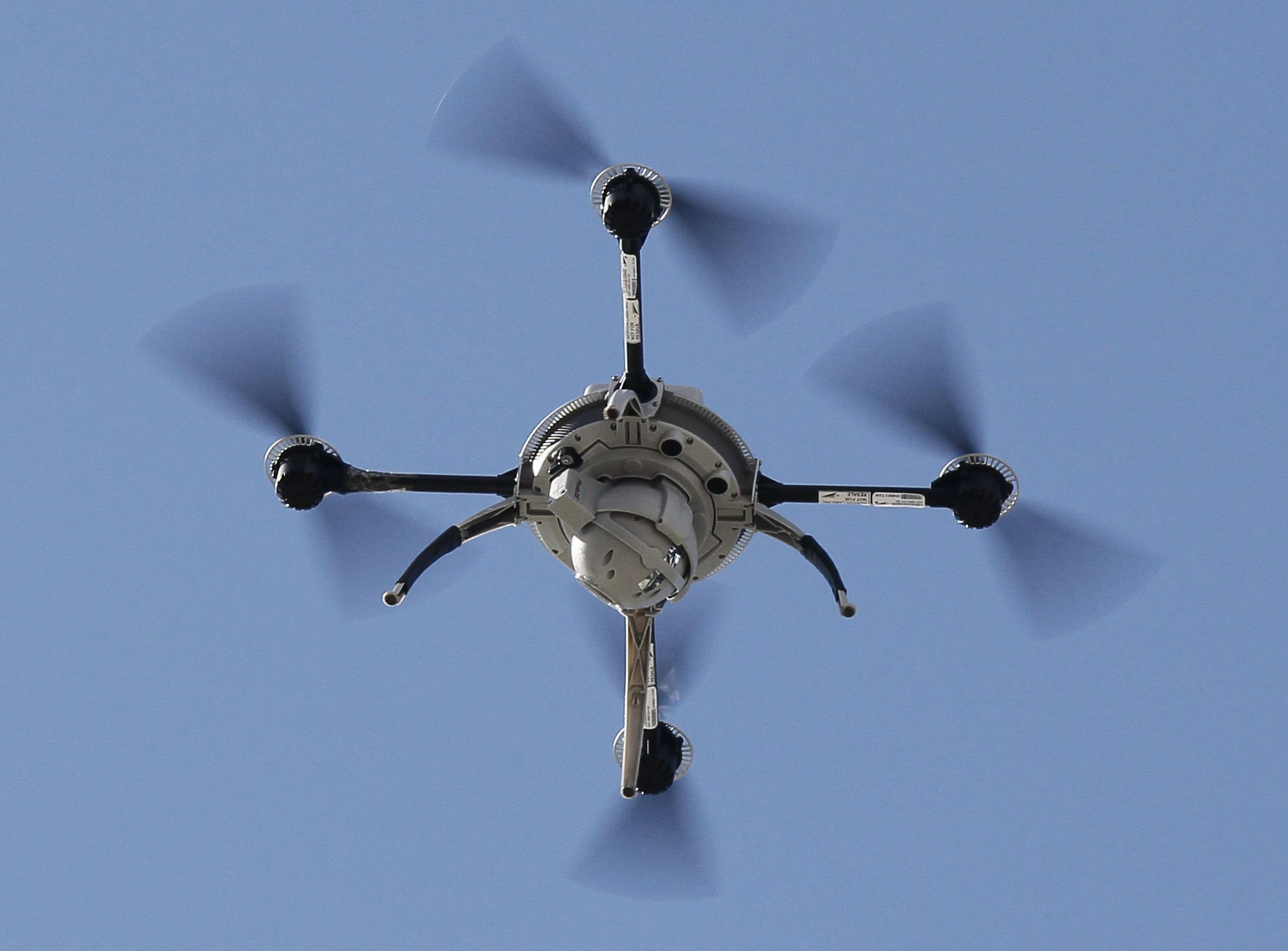¿Distopía post-apocalíptica? Drones parlantes imponen el toque de queda en Wuhan (VIDEO)