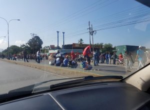 Largas colas y protestas en supermercado de La Encrucijada – Maracay #29Ago
