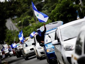 Nicaragüenses protestan contra Ortega en una caravana de vehículos en Managua