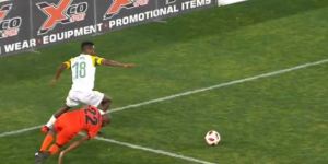 El humillante caño de un futbolista a otro en la liga de Sudáfrica (Video)