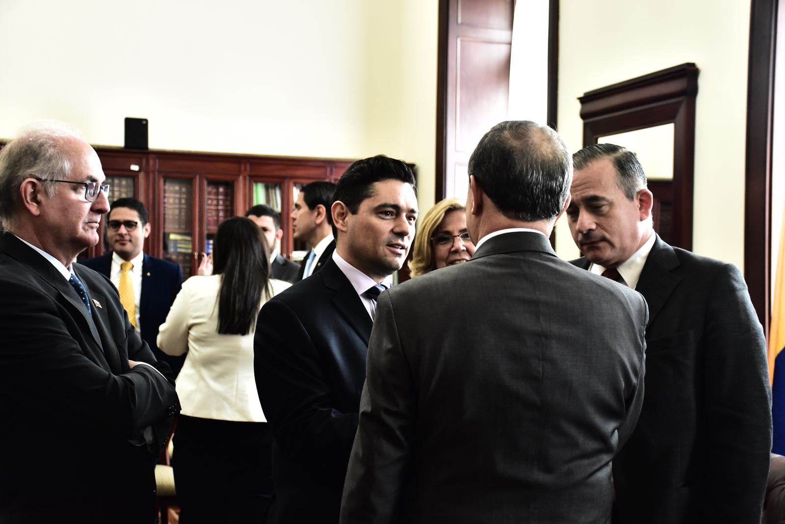 Carlos Vecchio: Crisis venezolana y persecución en contra de diputados fueron abordados ante el congreso colombiano
