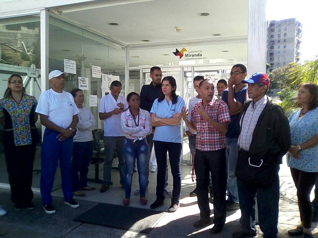 Trabajadores de la salud toman las calles para entregar documento en la gobernación de Miranda