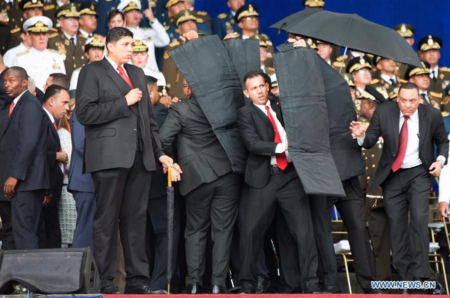 Las imágenes más impactantes del confuso incidente durante el acto de Maduro