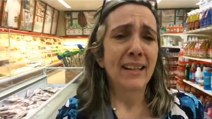Con lágrimas en los ojos, esta venezolana reacciona tras anuncios económicos (Video)