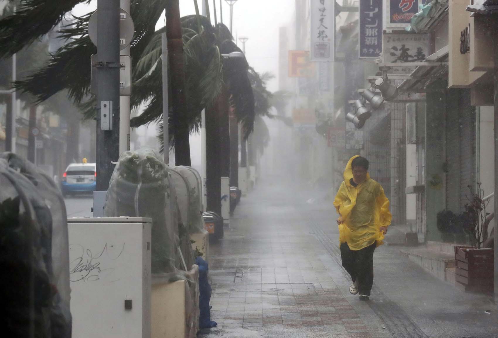 Un potente tifón llega a Japón y deja varios heridos (fotos)