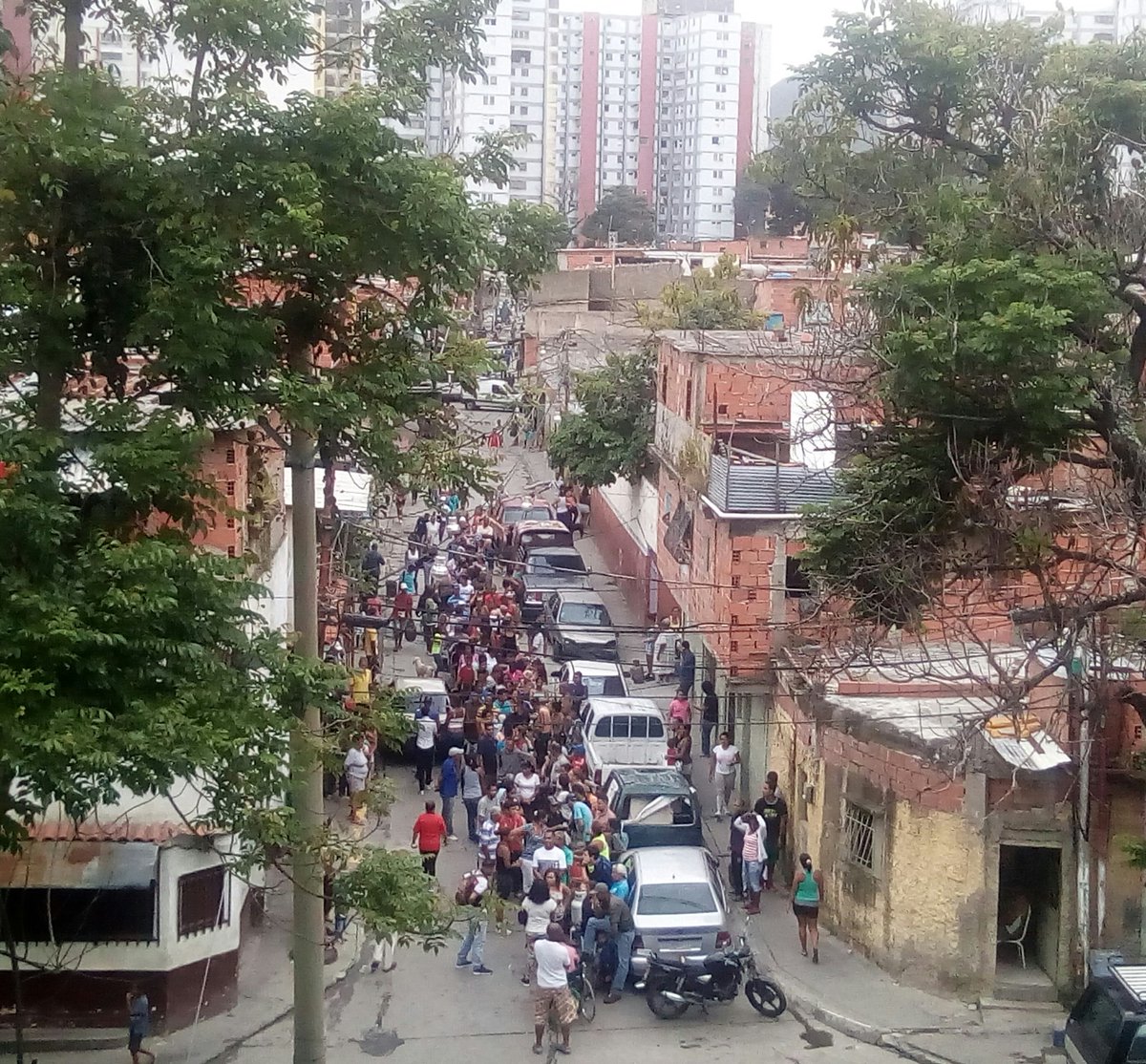 Así son las interminables colas para comprar gas en Pinto Salinas #26Sep (Fotos)