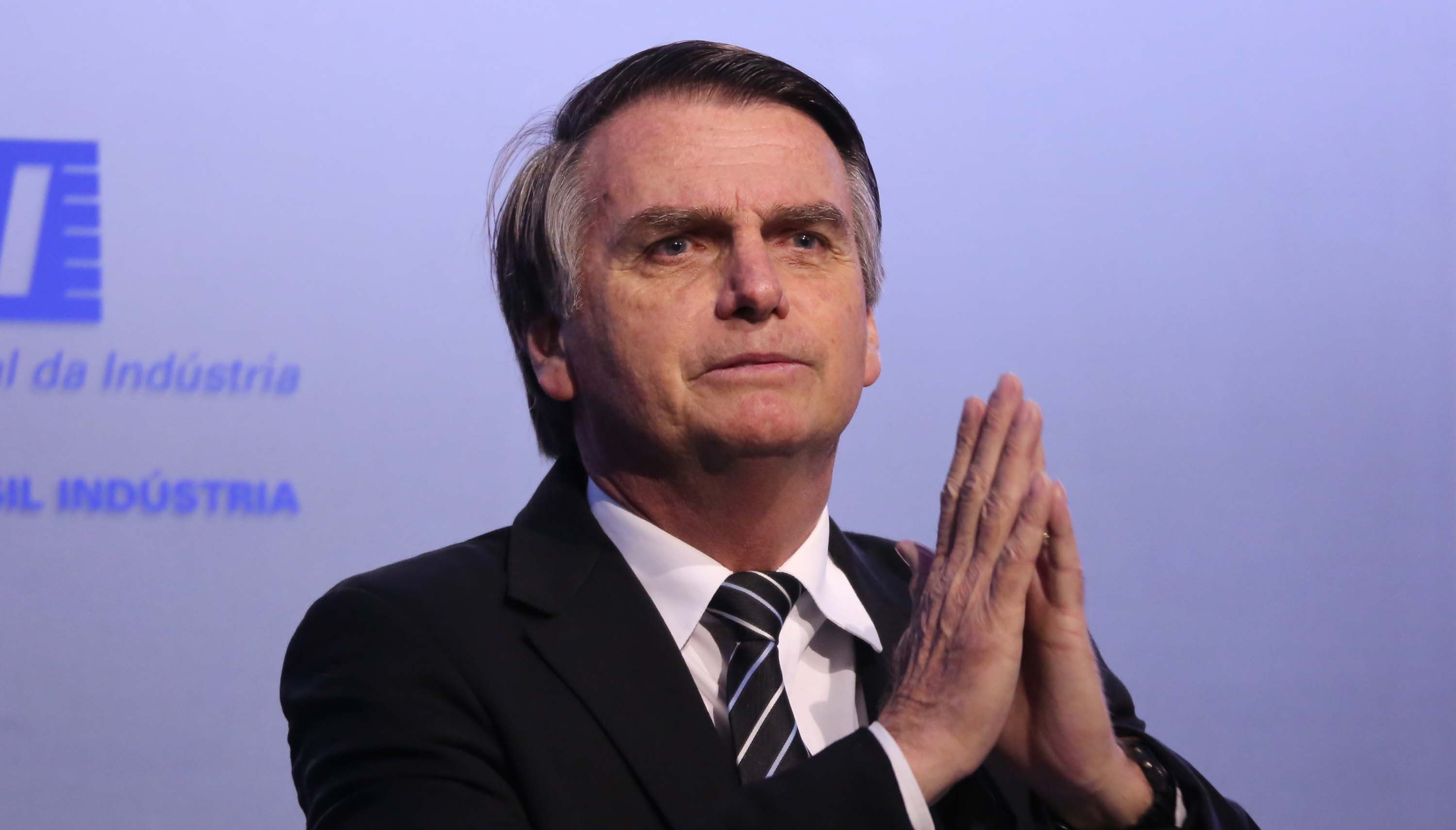 Bolsonaro firmó compromiso antiaborto con la Iglesia católica de Brasil