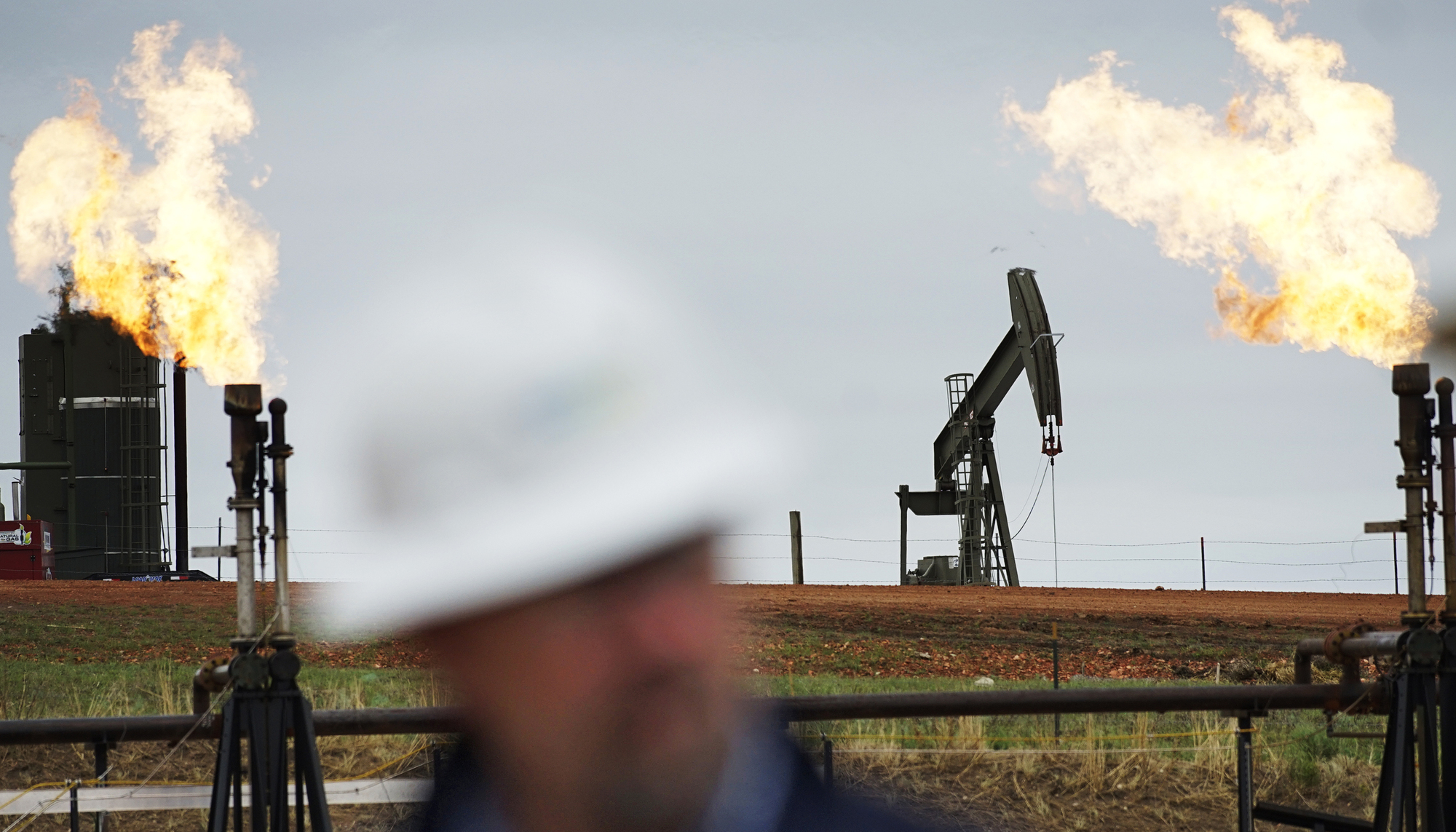 Petróleo subió tras caída de reservas de crudo en EEUU con un mercado más optimista