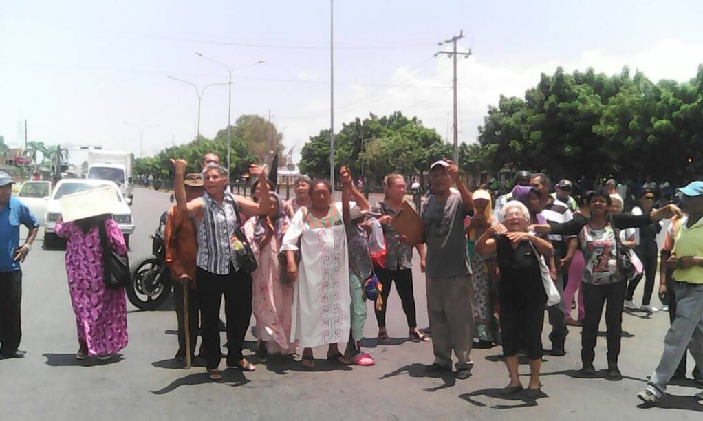 Pensionados protestan en Maracaibo porque la crisis eléctrica no les permite cobrar #3Sep (Fotos)