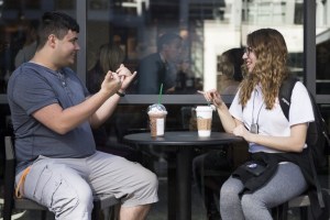 Starbucks abre su primer café para personas que puedan expresarse en lengua de señas en EEUU