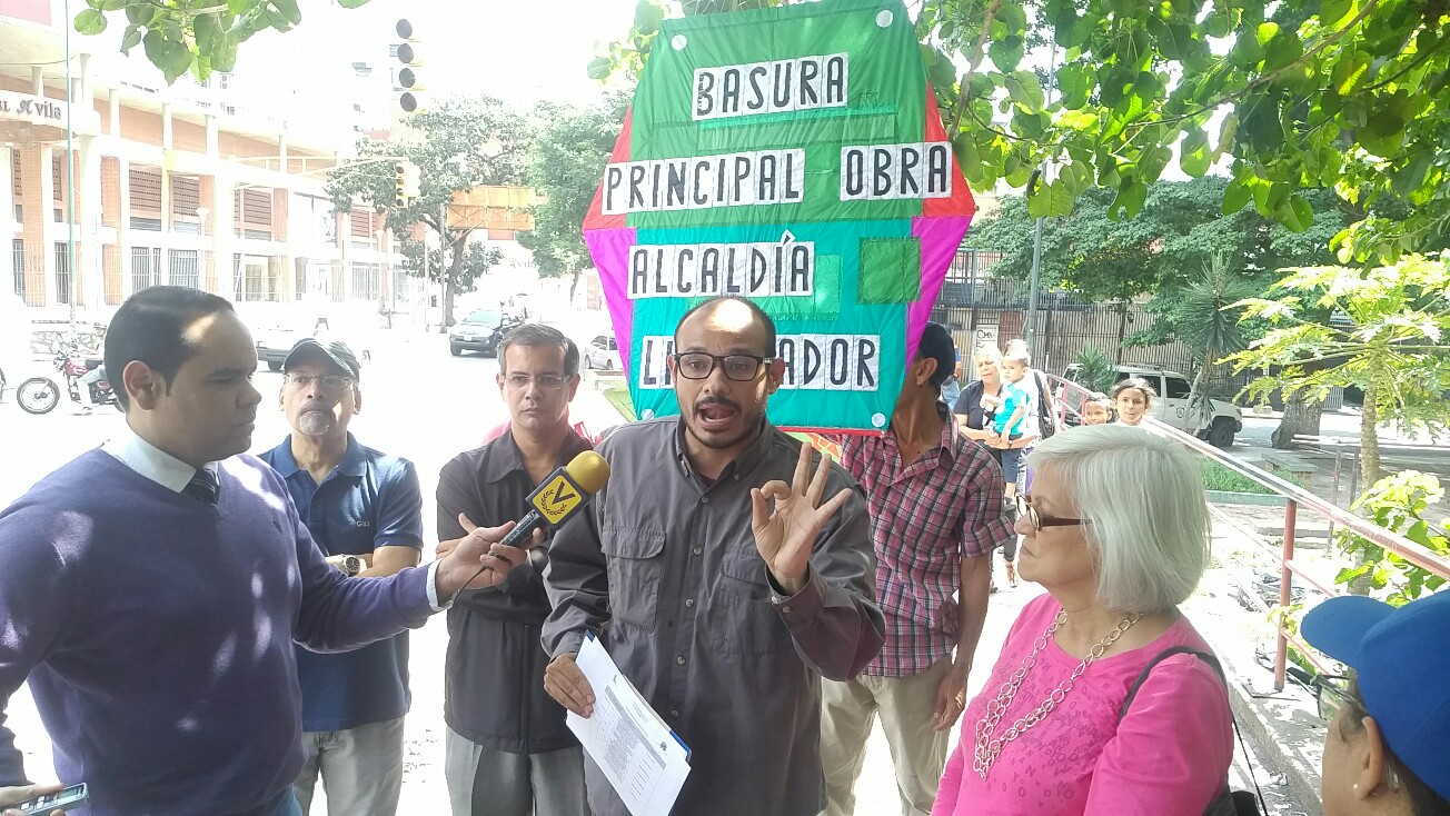 Caraqueños develan un “Monumento a la Basura” en protesta contra Erika Farías (Fotos y Video)