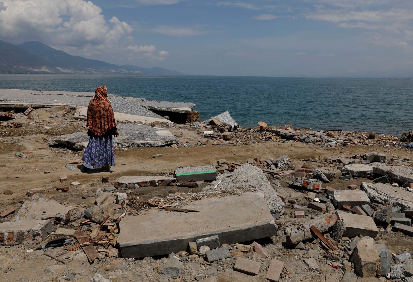 Hallan a 34 niños sepultados por el barro en zona del terremoto en Indonesia