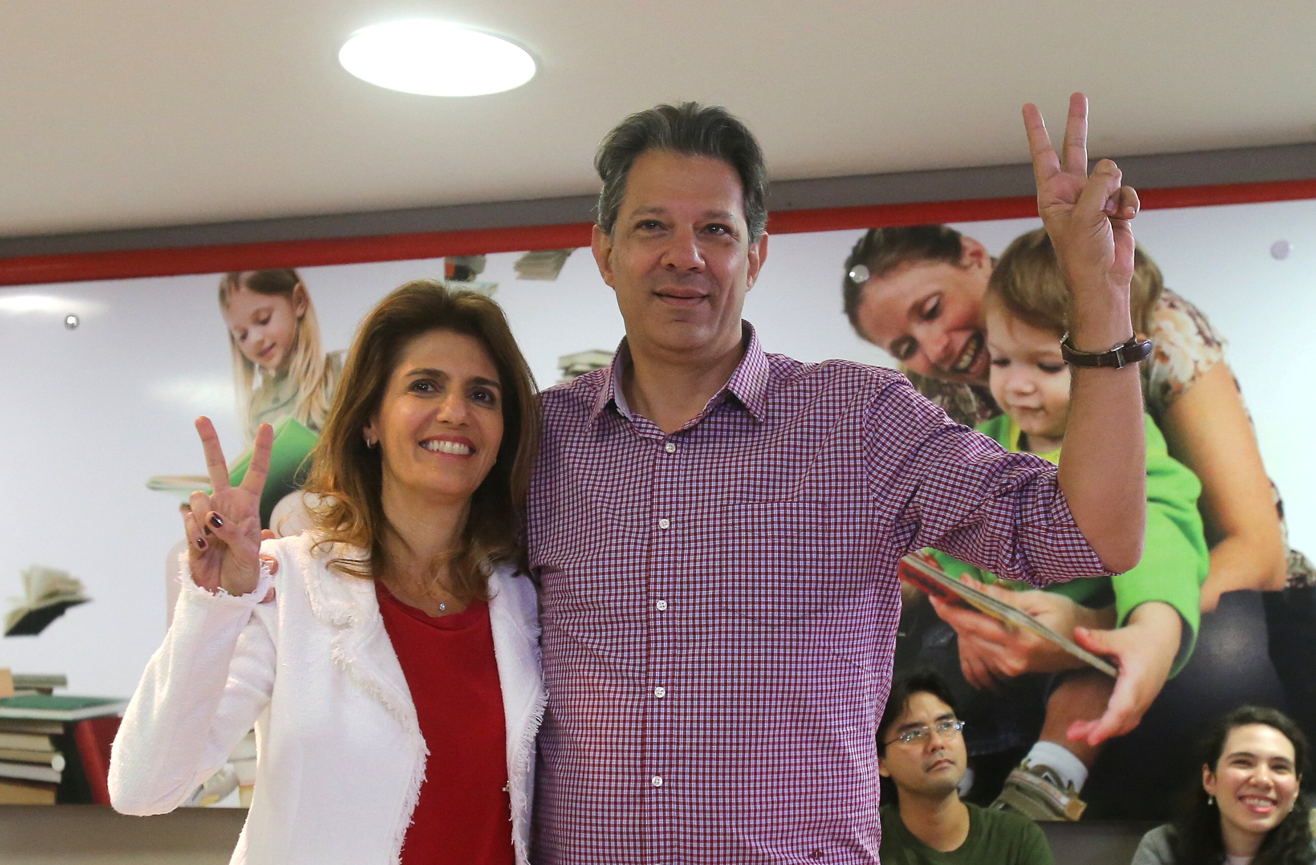 Fernando Haddad vota con la confianza en una segunda vuelta en Brasil