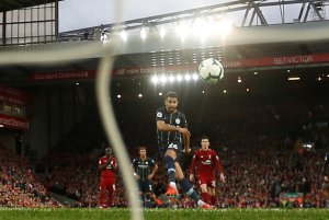 Mahrez bota la victoria del City ante el Liverpool y se crea triple empate en la cima de la Premier