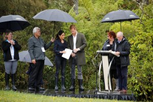 Meghan Markle vence al príncipe Harry lanzando una bota de goma en Nueva Zelanda (Fotos)