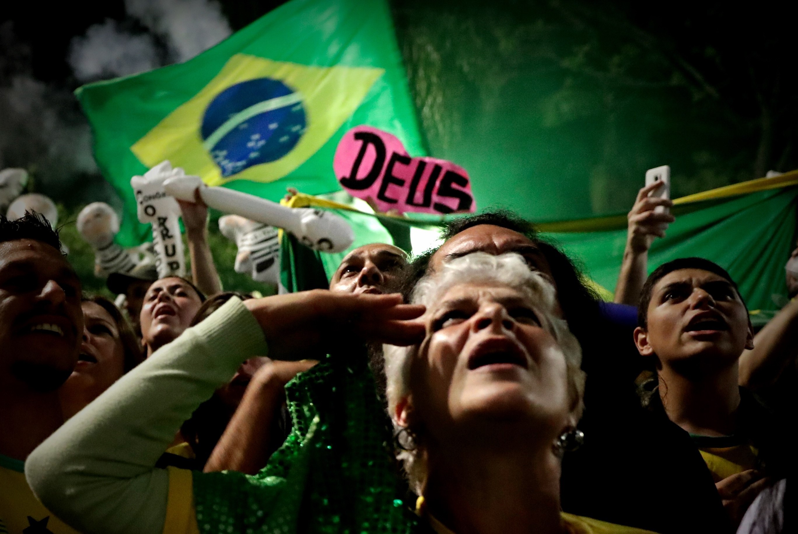 “El pueblo indignado habló” en Brasil, gritan los votantes de Bolsonaro