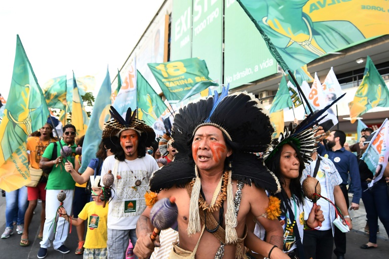 Indígenas reciben a flechazos a militares que llevaban material electoral en Brasil