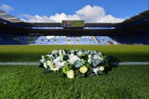 Jugadores y familia rinden homenaje al fallecido presidente del Leicester (Video)