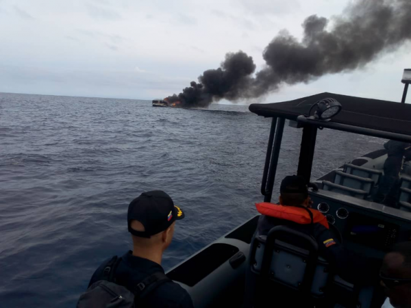 Rescatadas cuatro personas por incendio de yate al norte del club Puerto Azul