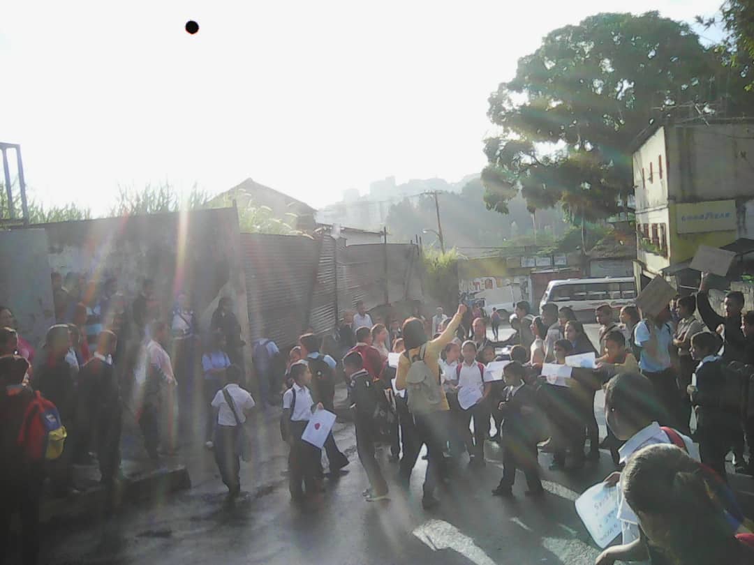 Alumnos de colegio en Los Teques trancaron calle por falta de agua #23Oct