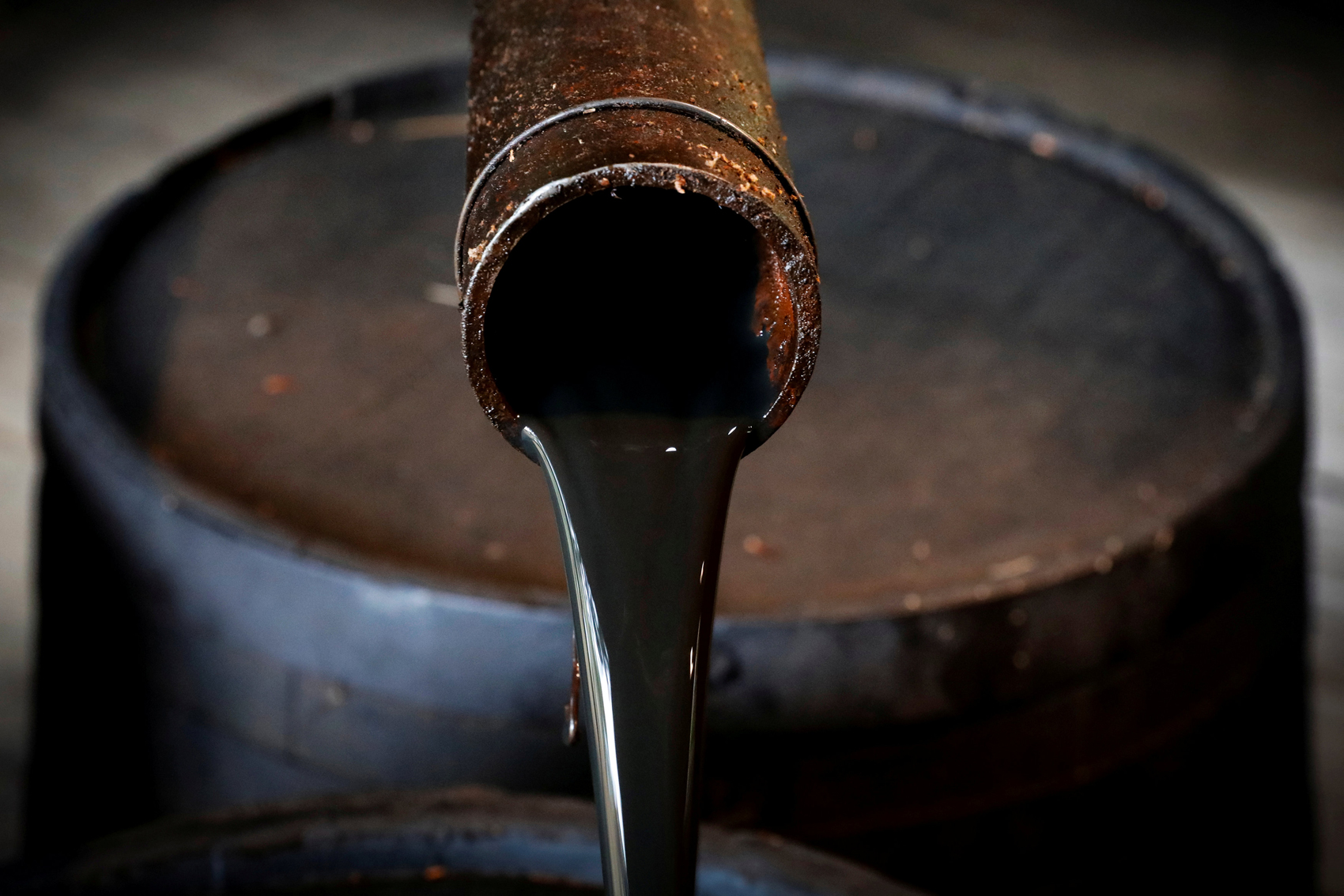 Precios del petróleo se mantienen en mínimos de 17 meses en una jornada abreviada por Navidad
