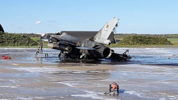 ¡Uups! Disparan el cañón de un F-16 en tierra y destruyen otro caza por error (Fotos)
