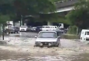 Lluvias obligan a los conductores a transitar sobre lagunas en la Redoma de Prados del Este #10Oct (Videos)