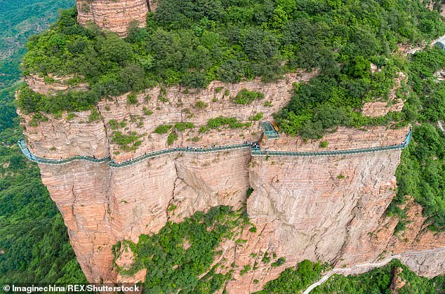 ¡Qué susto! Cierran el famoso puente de cristal en China porque uno de sus paneles se quebró (Videos)