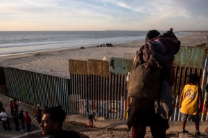 Un migrante mexicano muere al intentar escalar la valla fronteriza en Texas