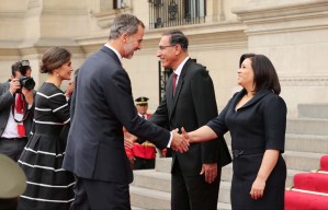 El presidente de Perú recibe a los reyes de España con una bienvenida oficial