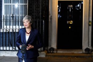 Caos en el gobierno británico tras dimisión del ministro del Brexit