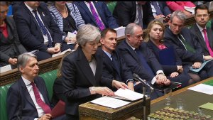 Debilitada por dimisiones a raíz del Brexit, May se debate ante el parlamento