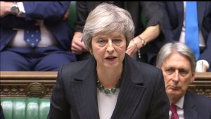 Theresa May dice ante el Parlamento que no renunciará