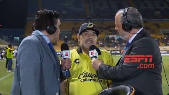 ¡Y lo volvió a hacer! A Maradona se le quedó pegado el cassette en medio de una entrevista (VIDEO)