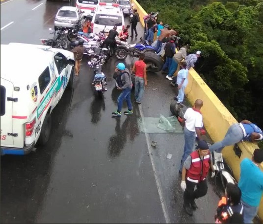 Accidente en la autopista  Caracas- Guarenas deja varios heridos #6Nov (Fotos)